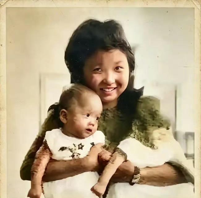 章亚若和双胞胎儿子，最后一次合影，这张留存至今的旧照片，拍摄于1942年的广西桂