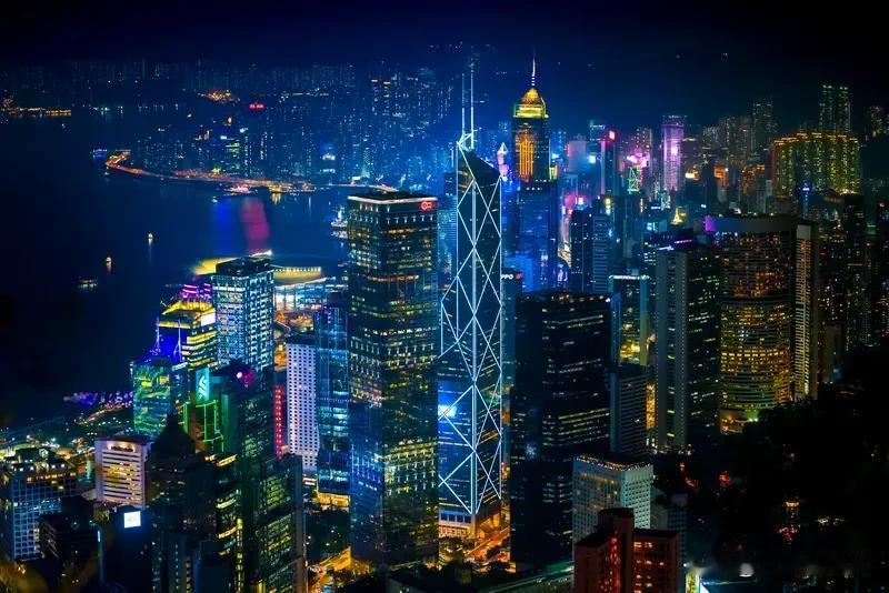 短短15个小时香港火灾已经造成40人死亡35人受伤同时还有将近三百人失联自