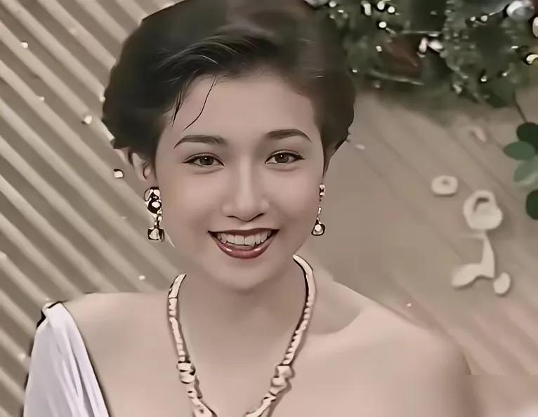成龙终于出手了，但给女儿吴卓林的不是钱，而是一份工作合同一个是在加拿大领救济粮、