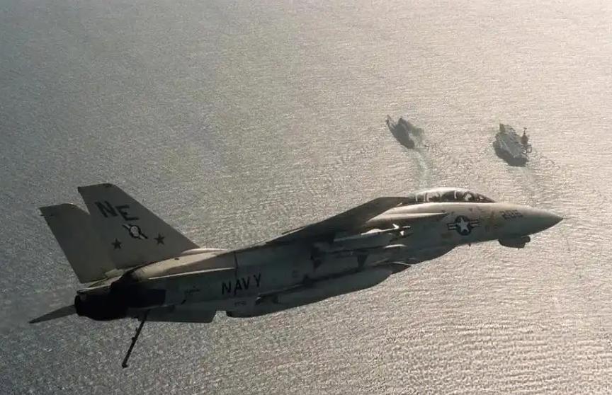 80年代，一架美国海军的F-14A准备降落在突击者号航空母舰上。