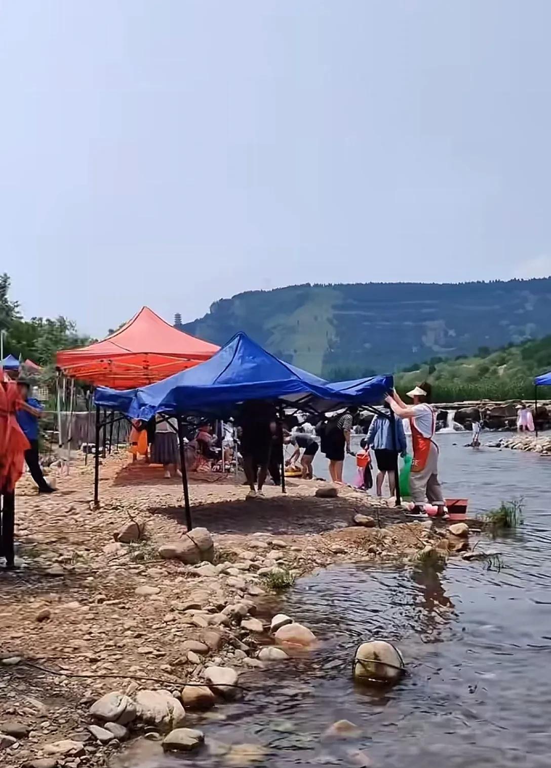 济南玉符河的现状正是应了那句话——物极必反。满河道的红蓝帐篷把这片本属于公共领域