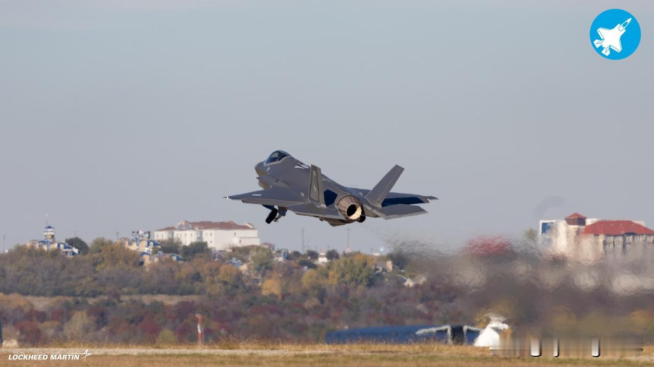 ✈️🇫🇮🇺🇸芬兰首架F-35A战斗机首飞成功12月9日，芬兰成功完