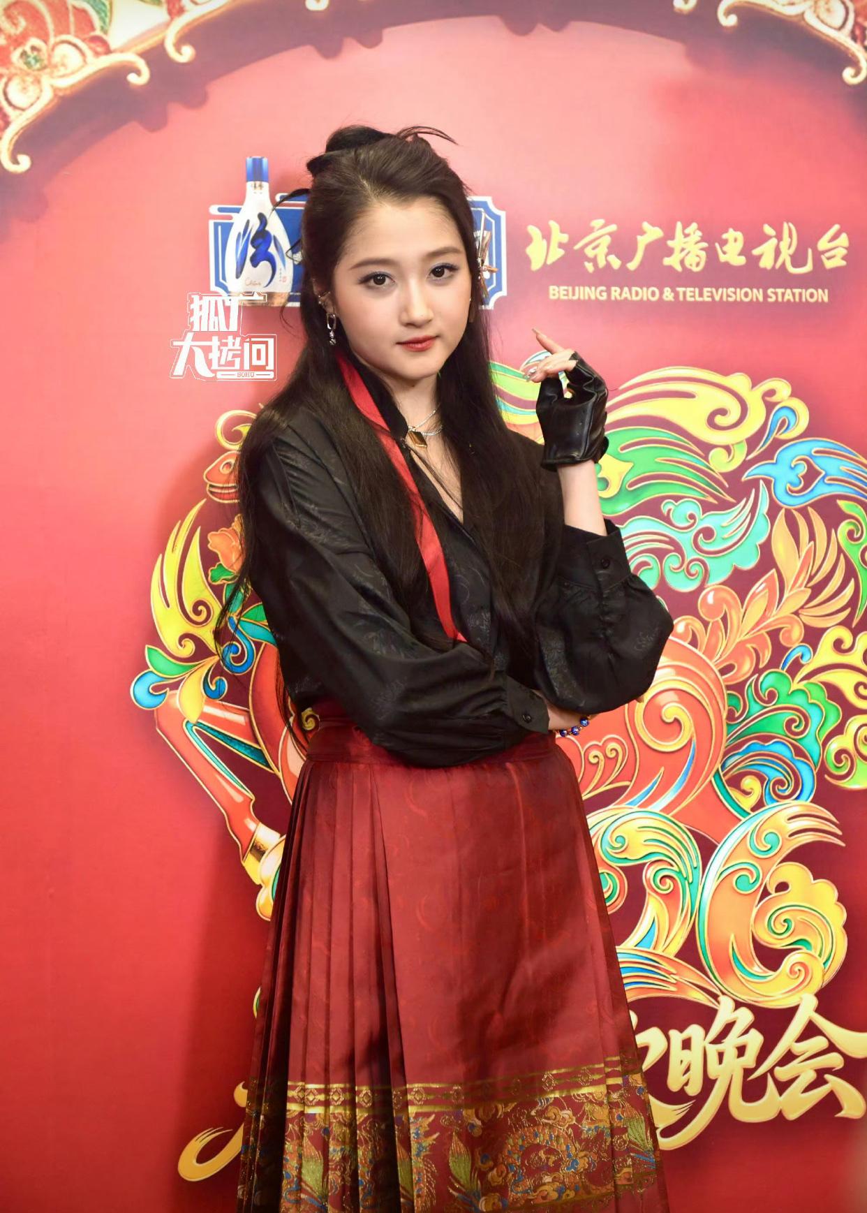 关晓彤北京台春晚彩排路透，不太妙啊。路透照片一出来，我都没敢认。穿的红黑配