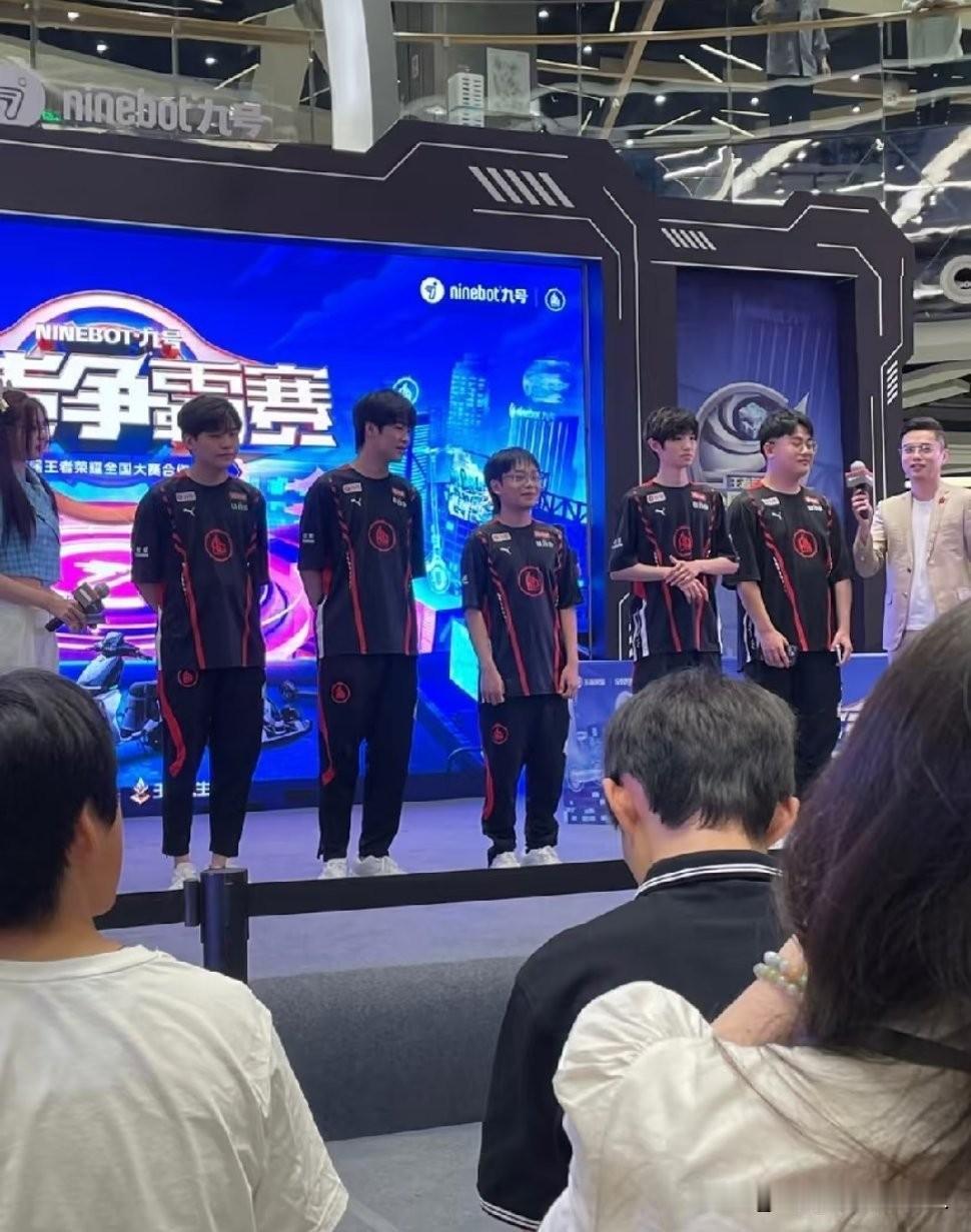 一诺（徐必成）目前的状态可以概括为：个人竞技水平保持顶尖，但正经历着巨大的心理压