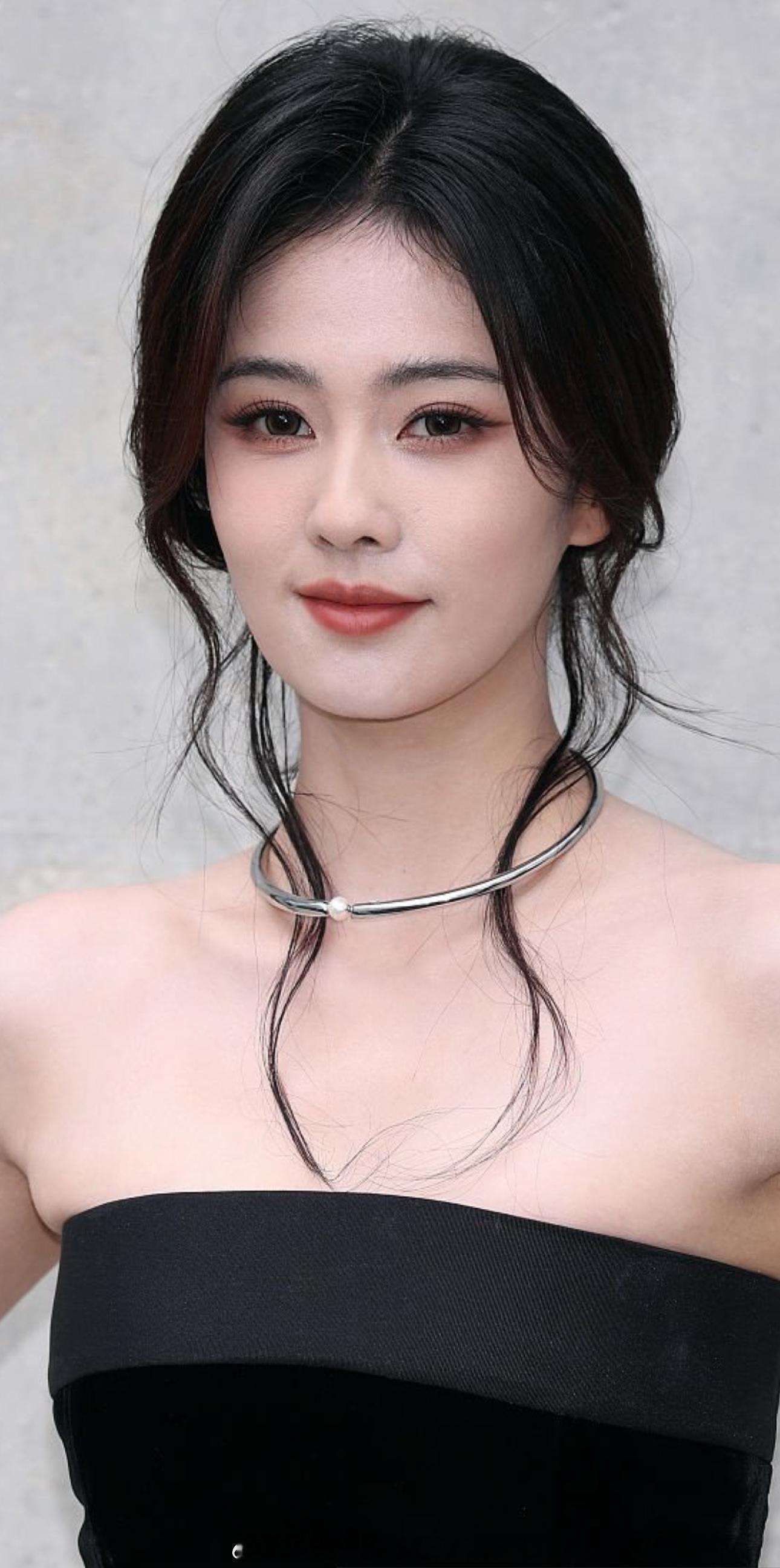可以说是脱胎换骨的美丽，这次的妆造和穿搭超级适合白鹿，气质也修炼出来了。白鹿拿g