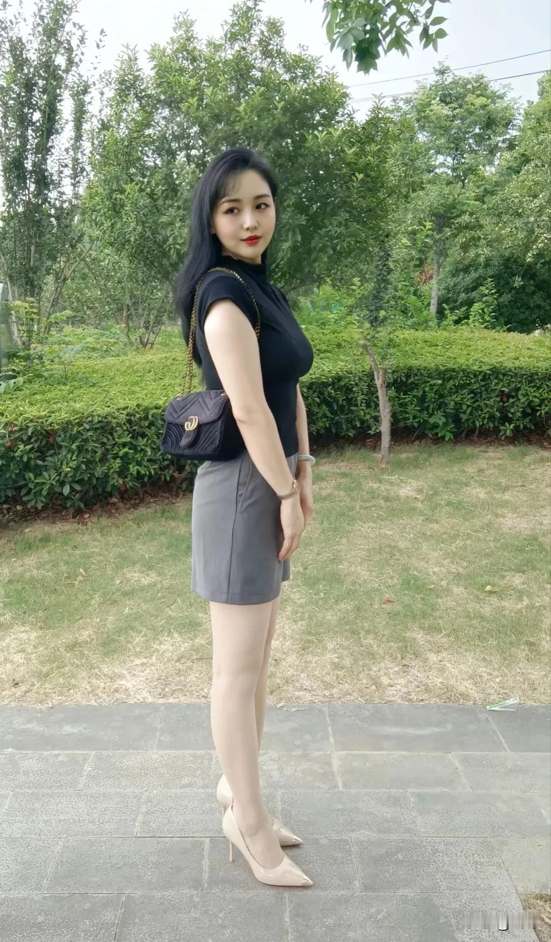 美女的美丽体现在何处呢？会不会有很多人说高跟鞋？哈哈