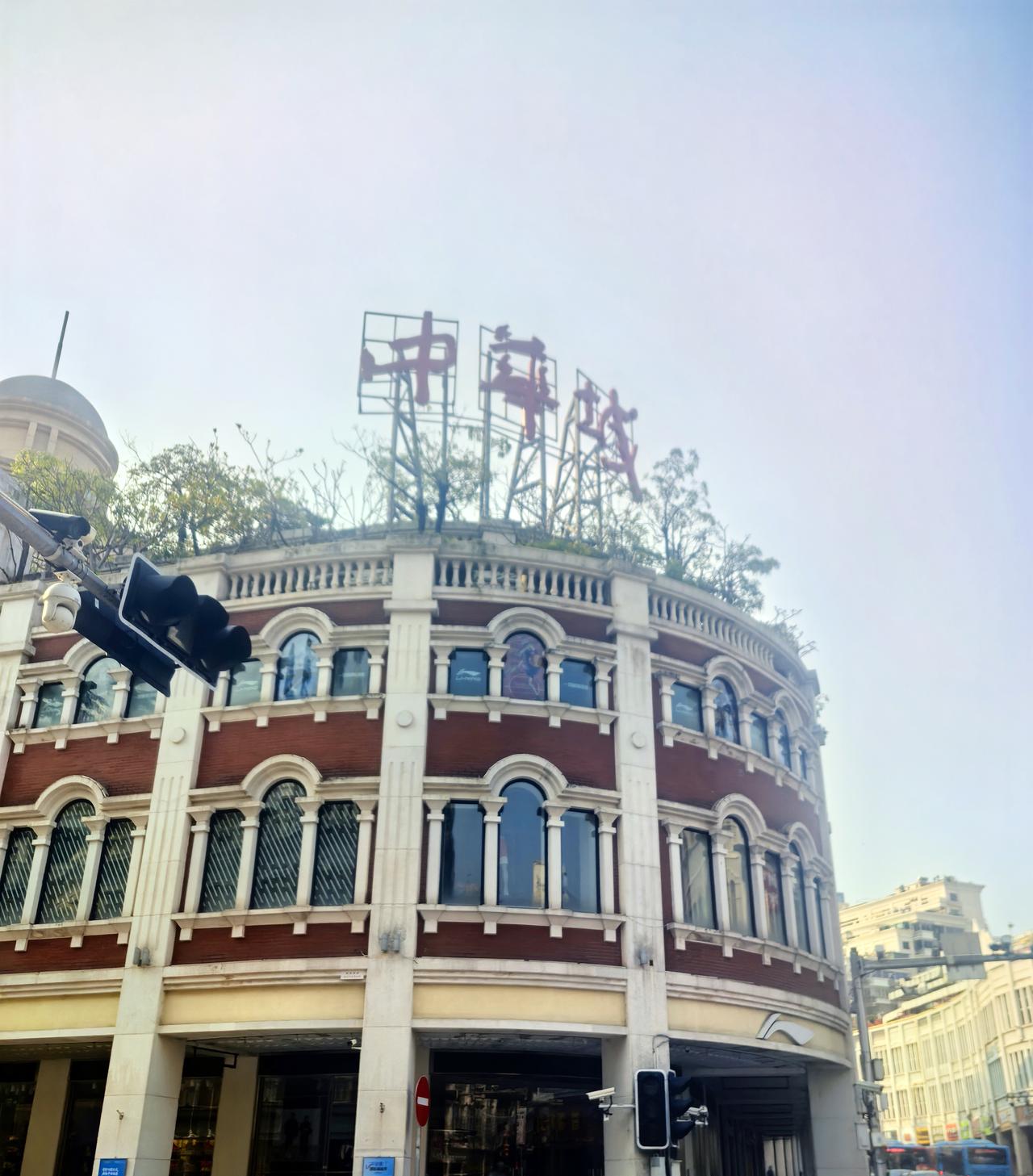 春日生活打卡季厦门晨起街景，空荡荡的，与晚上景象有鲜明的区别。