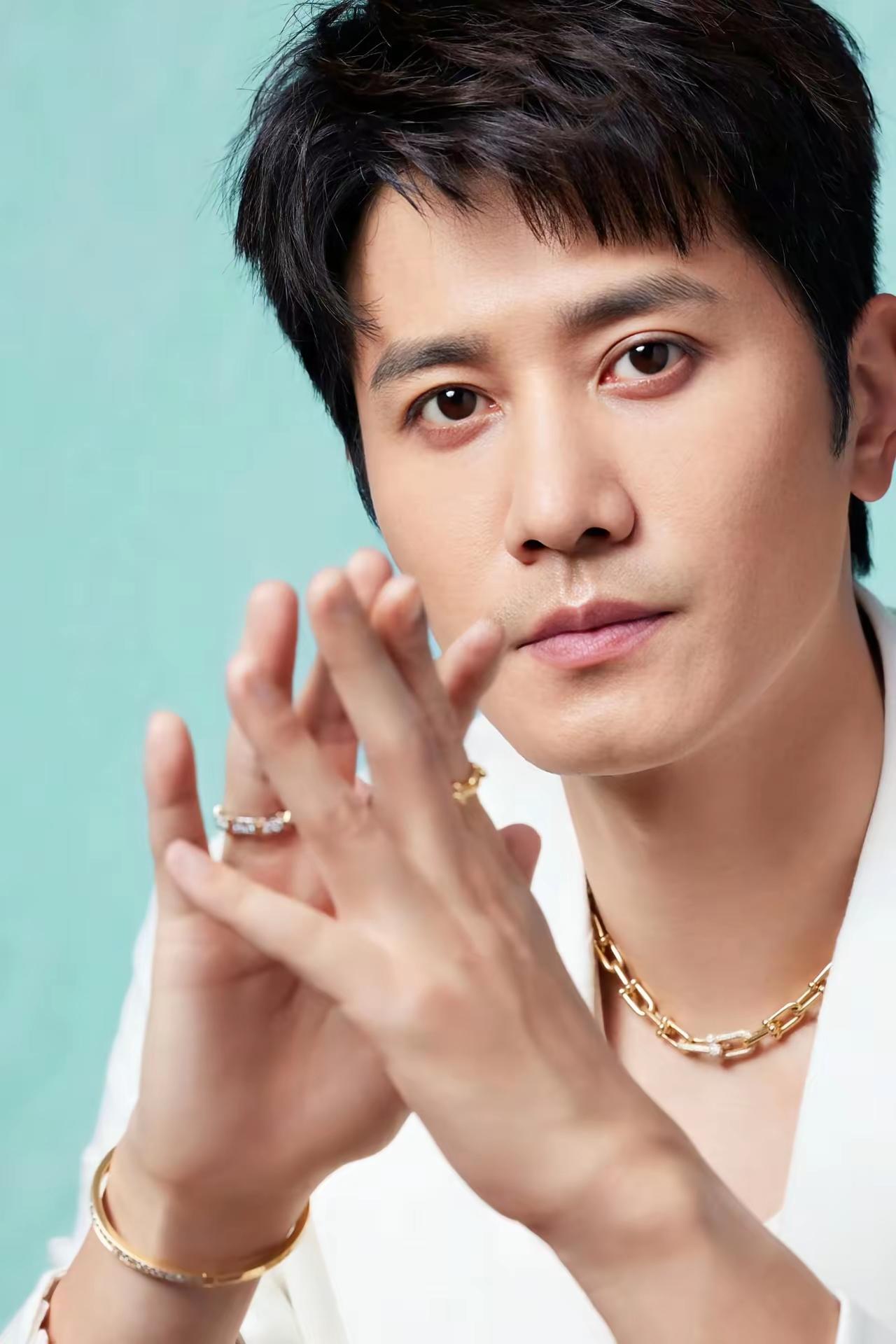 彭冠英是现在娱乐圈人少有的集身高颜值都达标的男演员，中图的娱乐圈中最不缺的就是帅