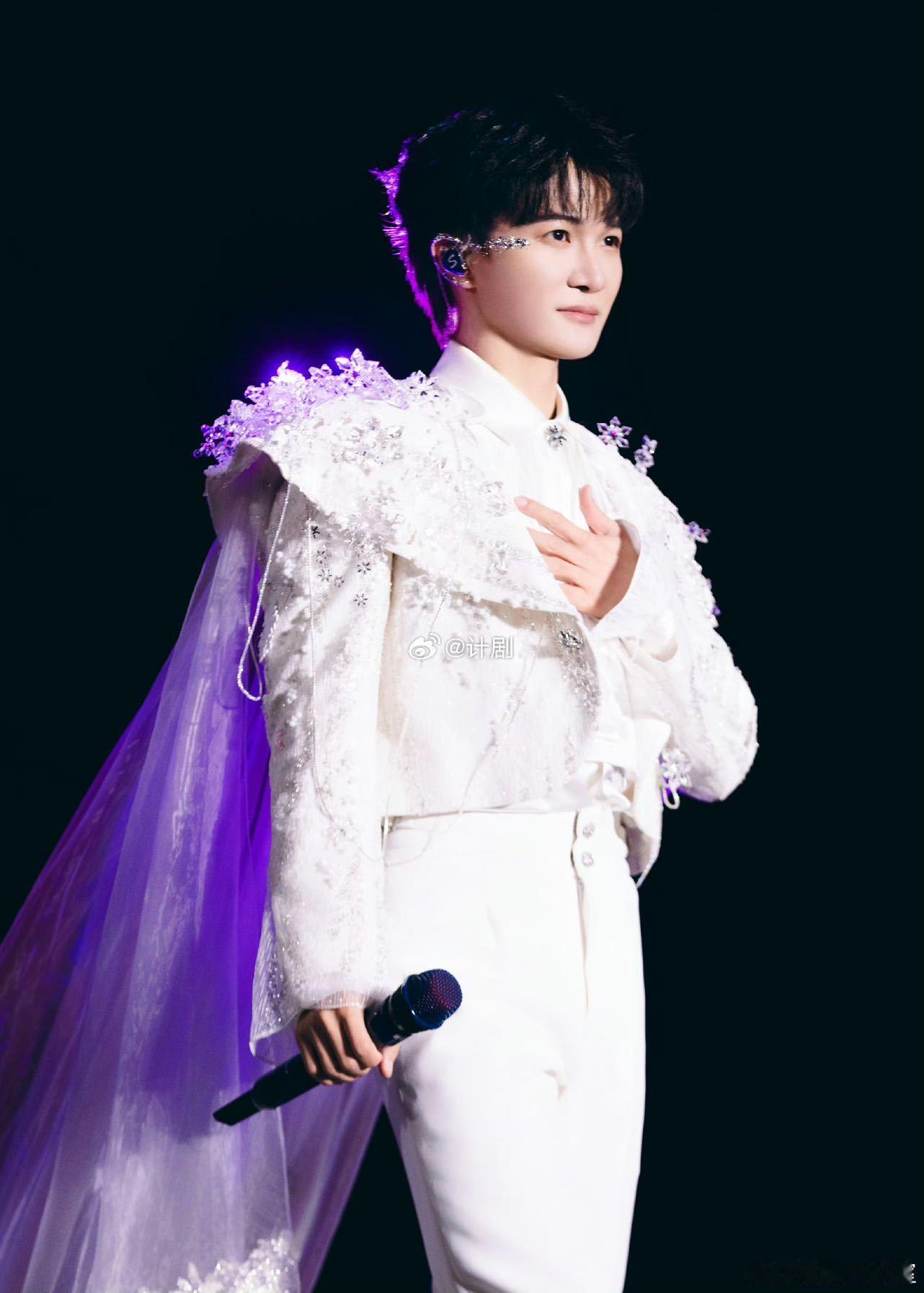 五月天给周深送花篮温馨应援上线！五月天为周深广州演唱会送花篮，预祝两晚演出顺顺