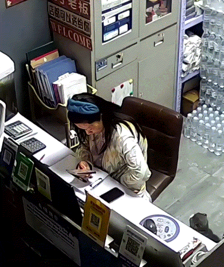 山东德州一女子深夜失眠起身对账，家中陪伴四年的猫突然行为异常频频靠近，几分钟后竟