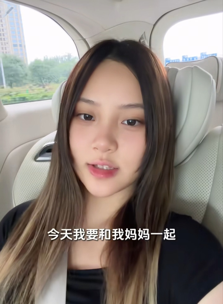 甜馨和爸爸妈妈去做公益了，是一所她妈妈资助了三年的特殊学校，为脑瘫患儿送上生活物资。甜馨现在已经长成