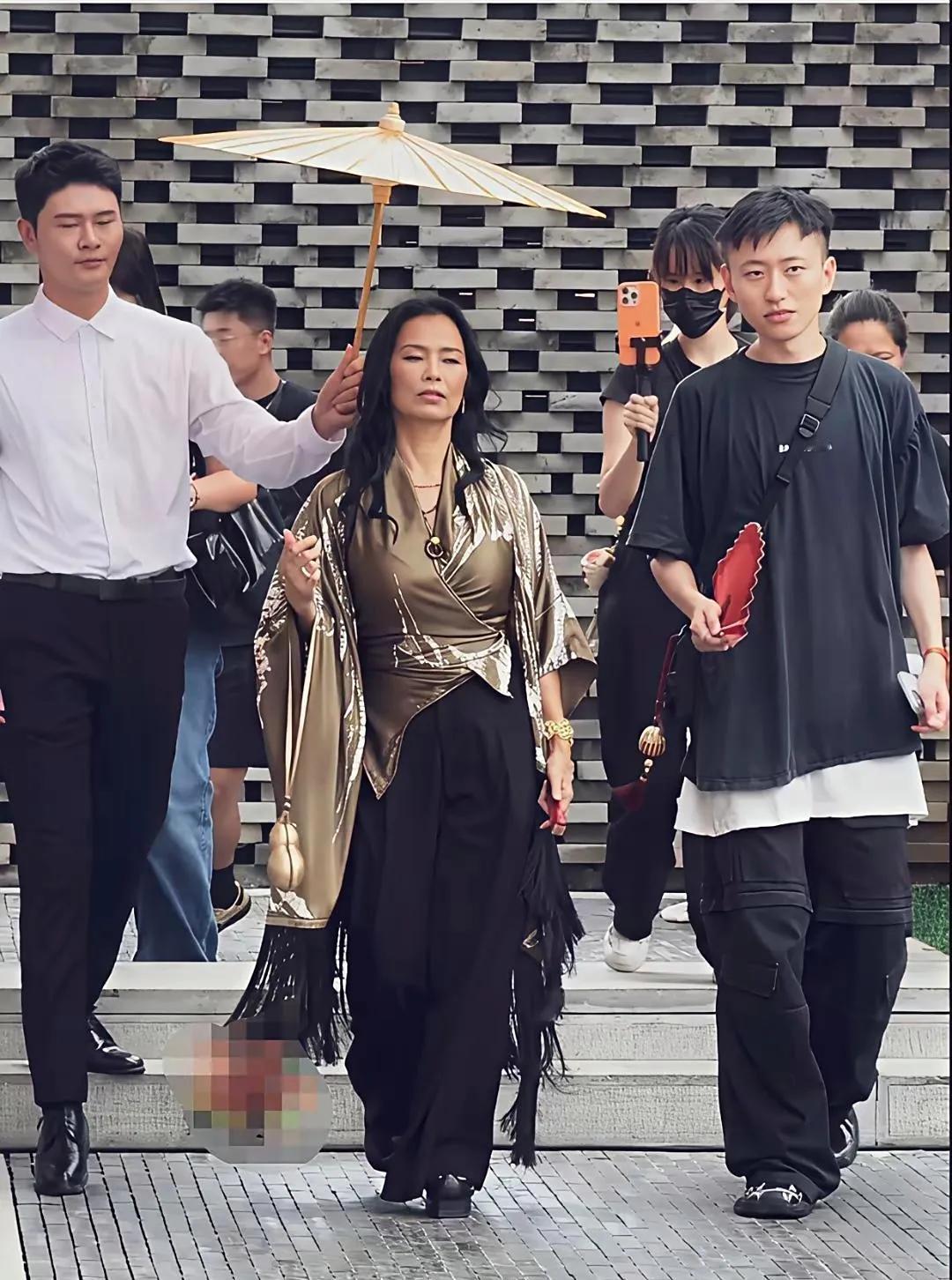 见不得别人好，有个别网友称：在国外待着吧，永远别回来了！韦唯曾经红透半边天的