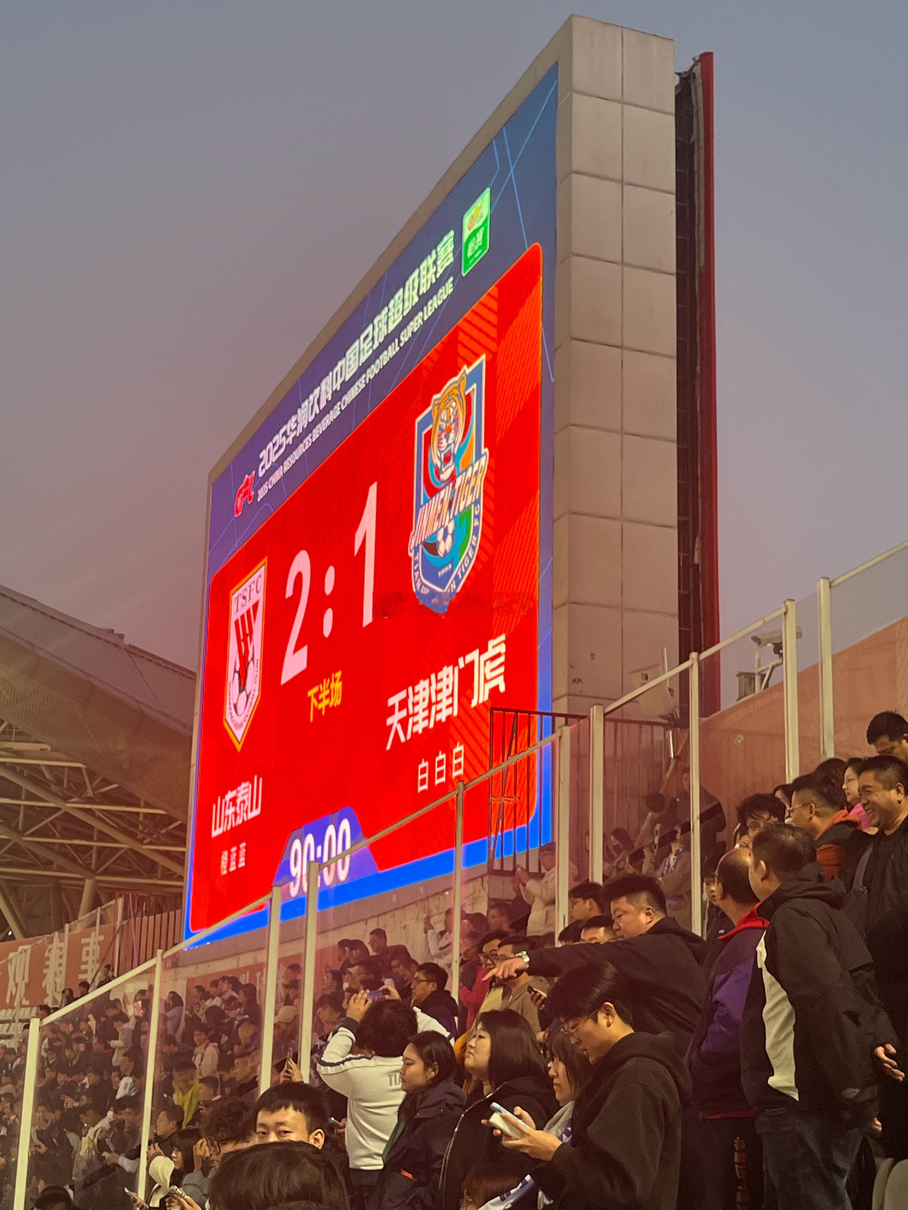 闫炳良非常给力的比赛。而且三黄的没停赛，也没额外受伤。可惜就是陈哲宣自己申请领红