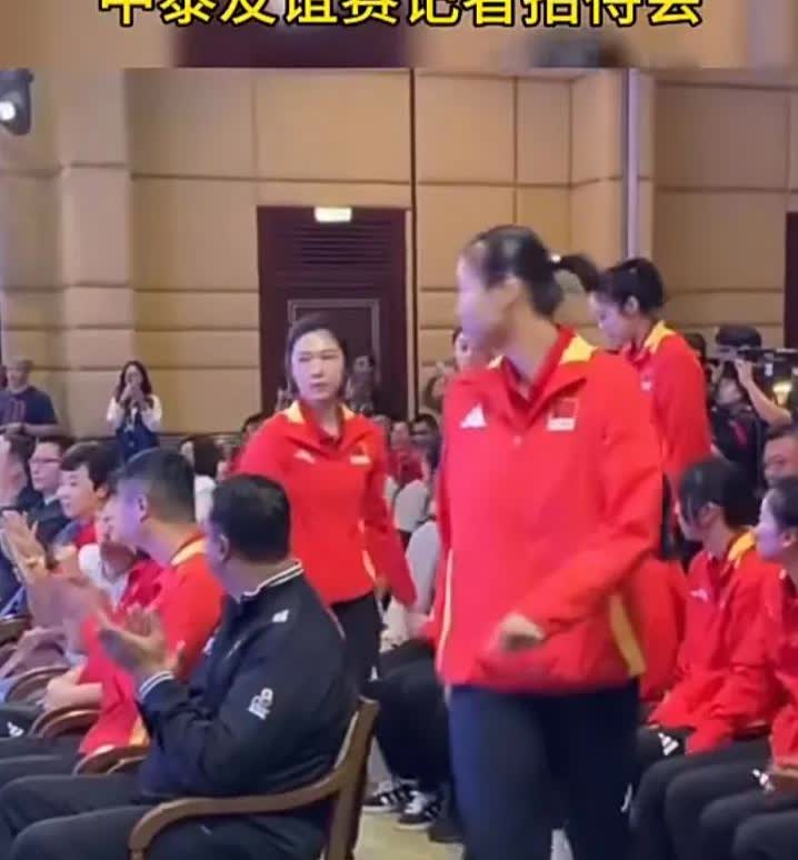 🔴中国女排的副队长是王媛媛🔴中国女排全体队员在出席中泰友谊赛记者招待会时