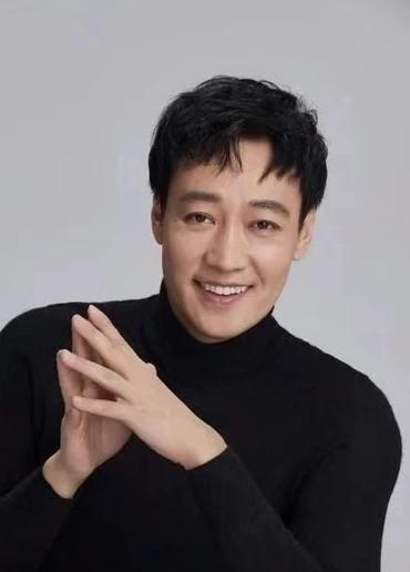 辛柏青和朱媛媛一吵架就停不下来。有一次他气得摔门出去，想让自己冷静冷静。他在小区