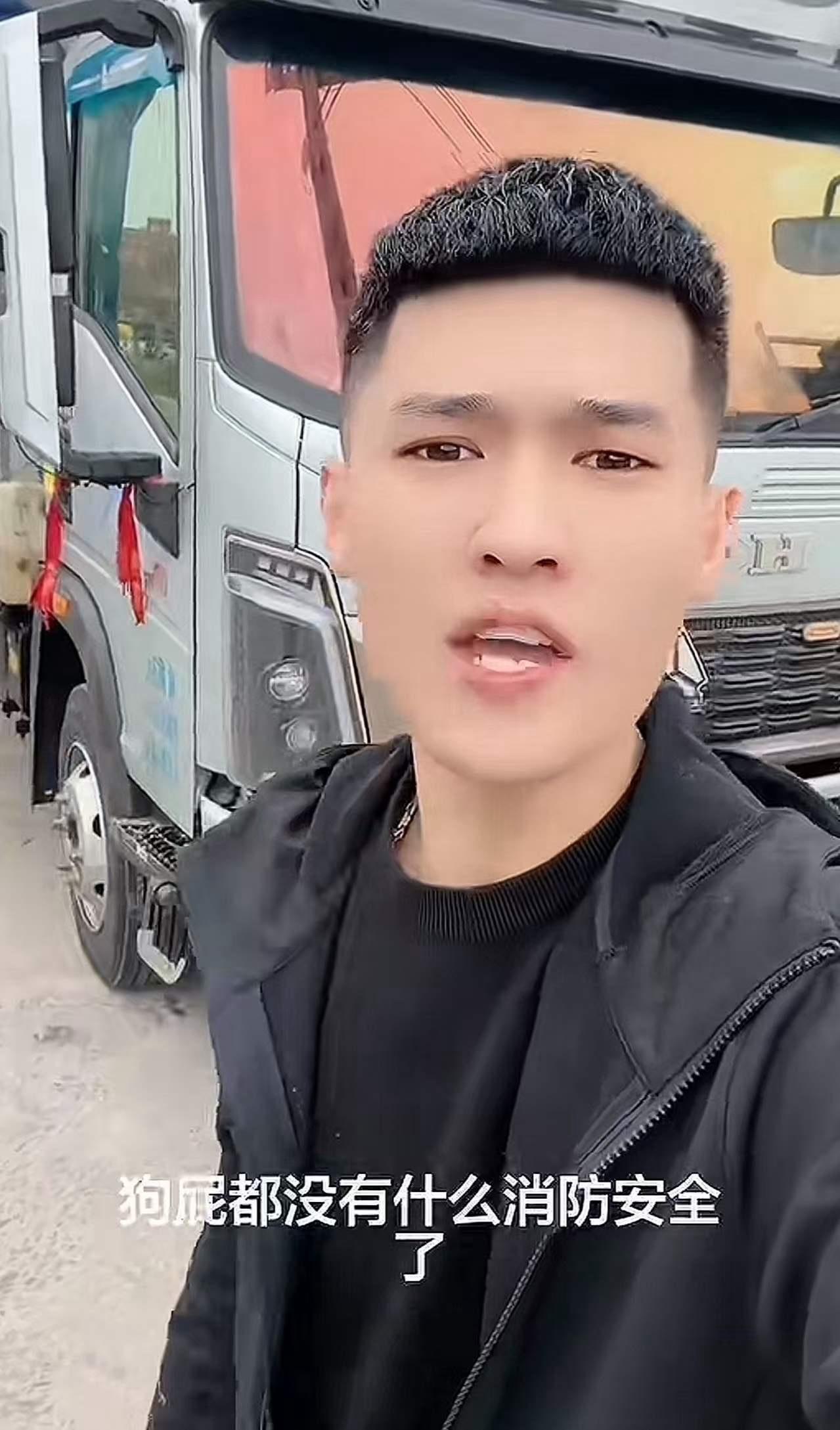 现在的00后是真厉害啊！00后货车司机把货运到后，被故意压运费，于是小伙当场教对