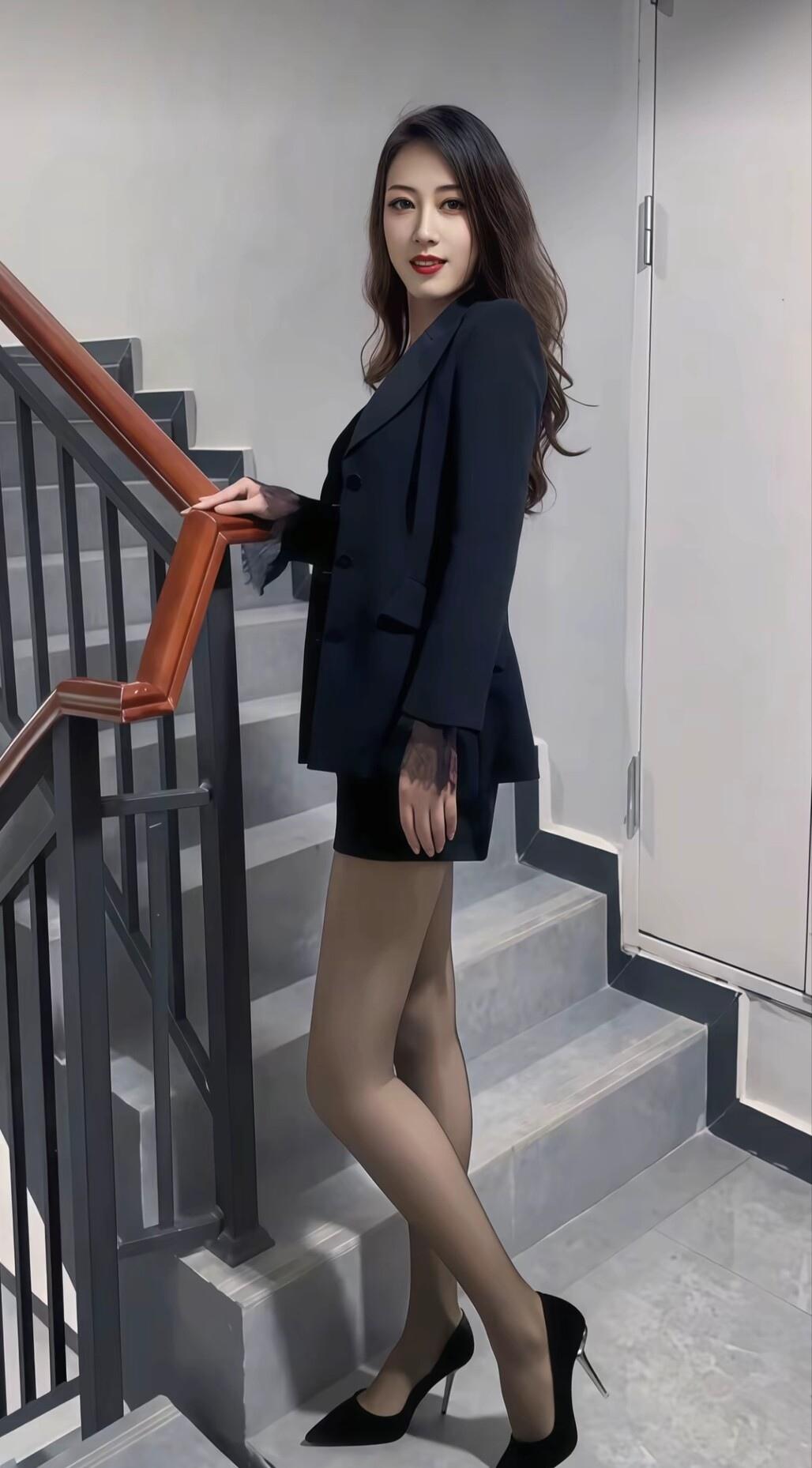 优雅职场风，黑色西装搭配高跟鞋，自信满满！