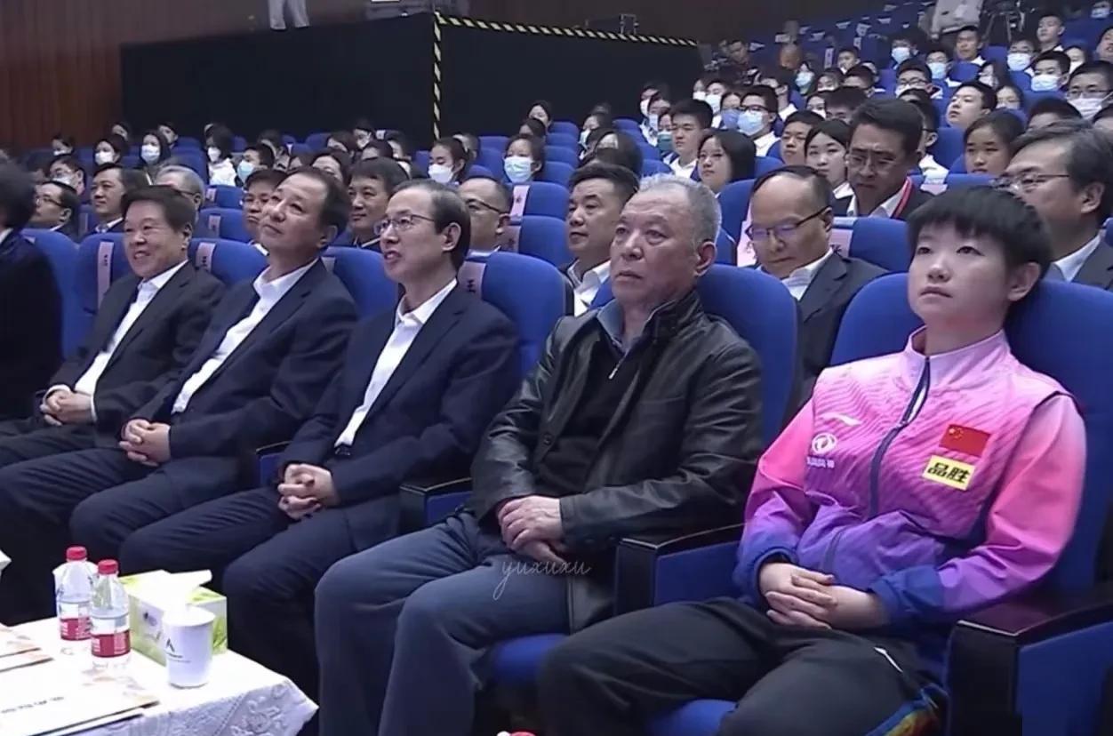 税务宣传大会上，莎莎最嫩最白。旁边一排的人都是公务装，就她是一身粉色运动服。