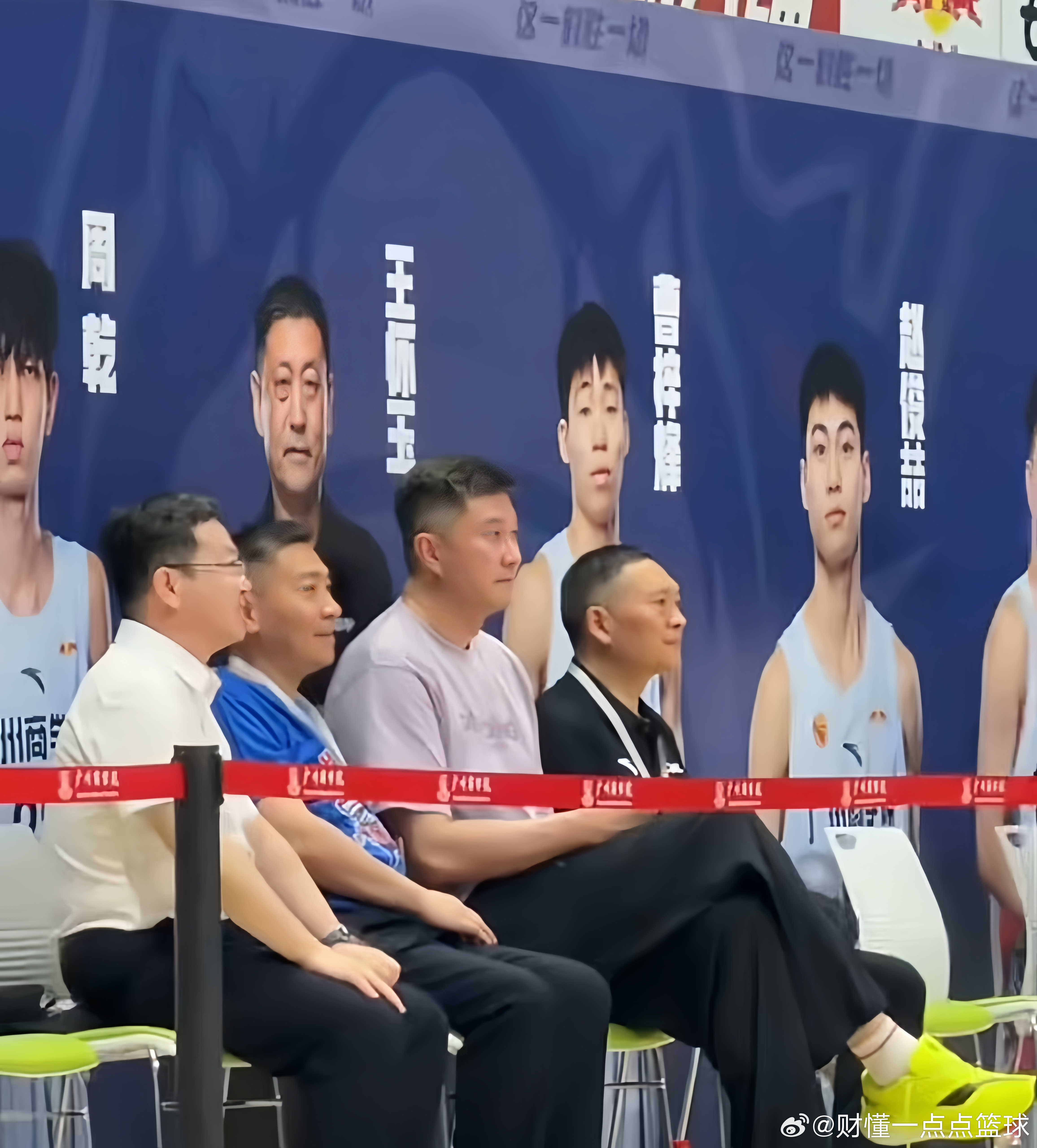 爆冷挺进四强！杜锋亲临现场为王怀玉助威！CUBA八强对决爆出大冷门，广州商学院坐