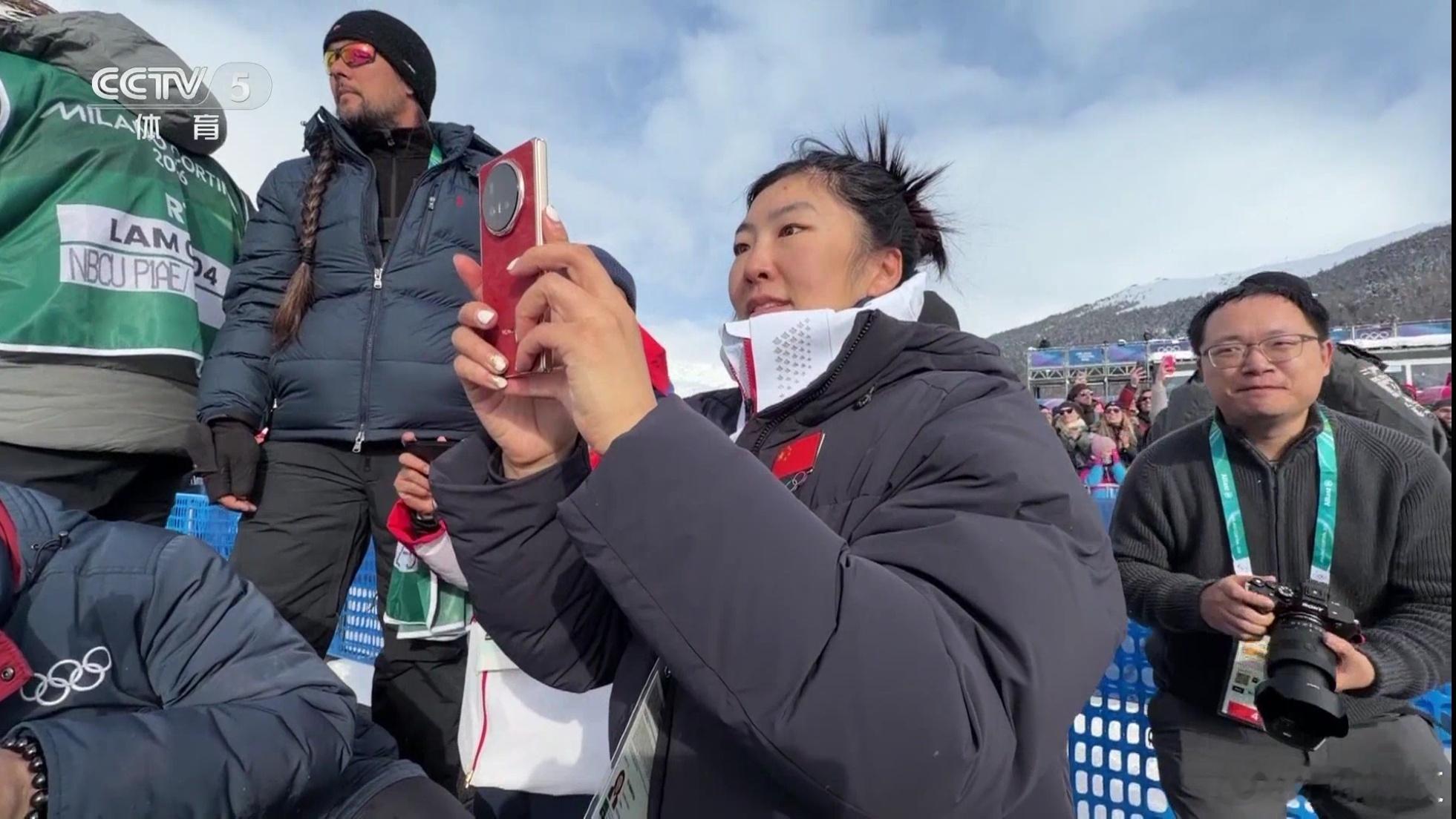 荣耀MagicV6已经火力全开了先是谢霆锋路透，现在是徐梦桃用荣耀MagicV