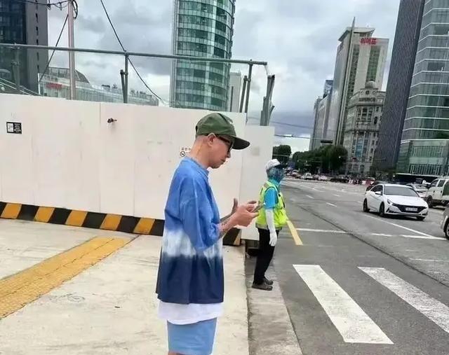 刷到具俊晔这张近照，这上身下身3:2的比例也太迷了吧？大S以前眼光那么高，也不知