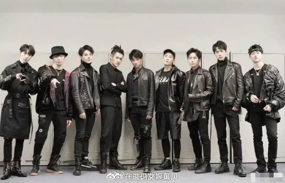 肖战没站在c位，但感觉他的位置就是c位，帅的很难不让人发现。