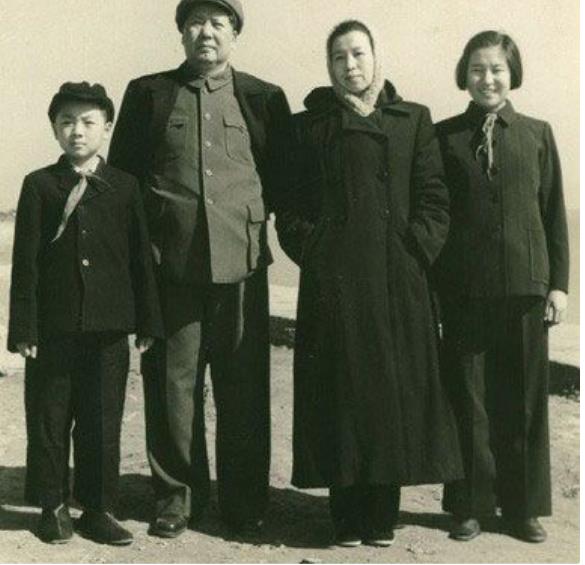 根据毛主席的大弟毛泽民之子毛远新回忆:在我十岁时，伯父就把我当亲儿子抚养。伯