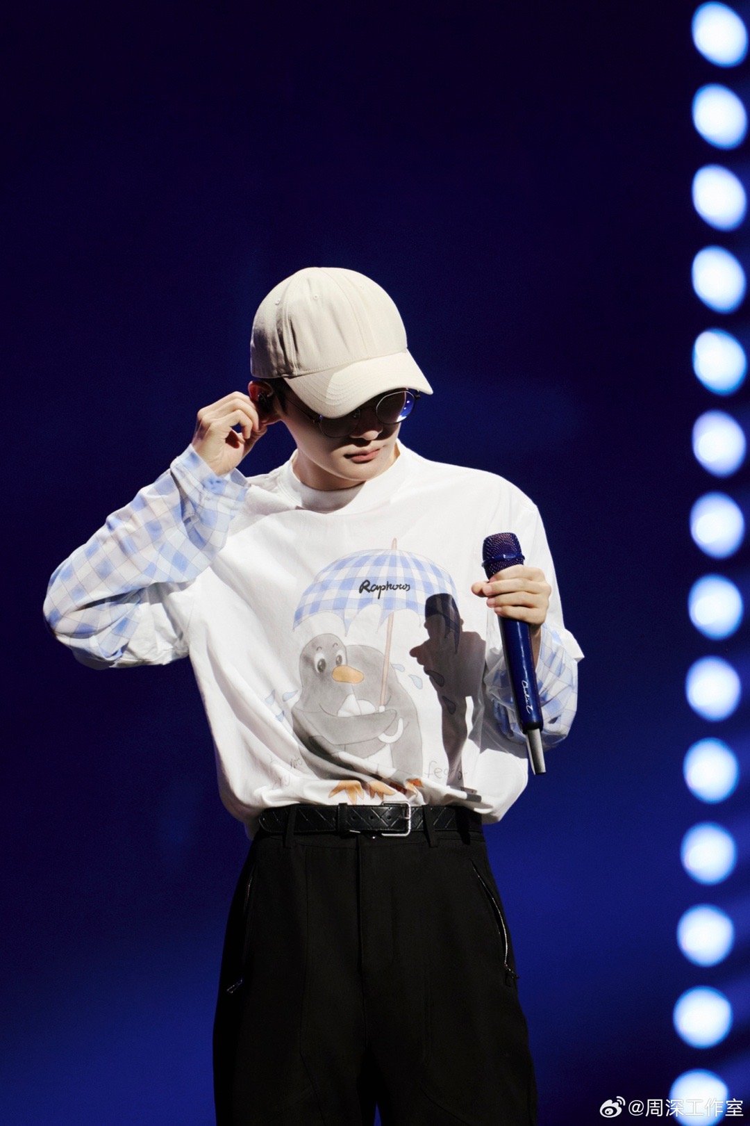 周深在评论区当客服周深化身暖心卡布客服，温柔翻牌治愈每一位粉丝，双向奔赴的爱意太