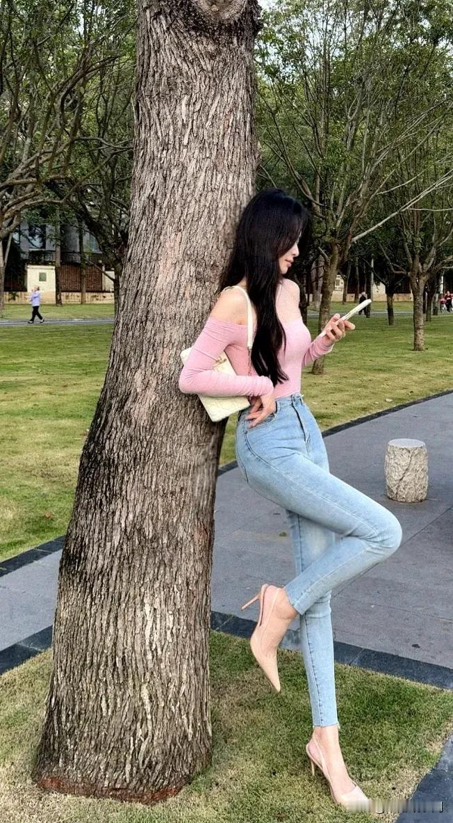 吓死我了！周末我精心打扮了一番，寻思着去公园拍几张美照发朋友圈。到了公园，找了