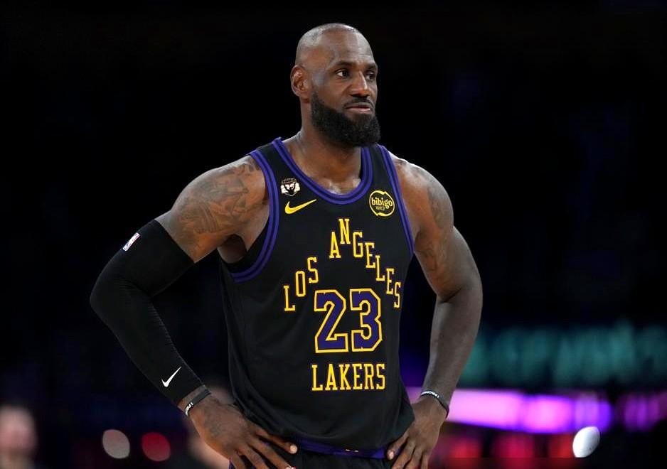 老詹到底是湖人的宝，还是“副作用”？这事儿吵翻天了。经纪人里奇·保罗直接放话