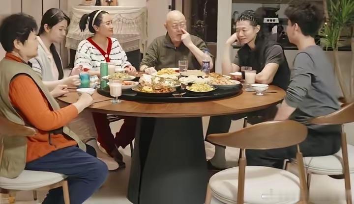 霍尊与父亲火风、后妈、以及弟弟妹妹共进晚餐……霍尊还是挺帅的，眉眼间有几分忧郁。