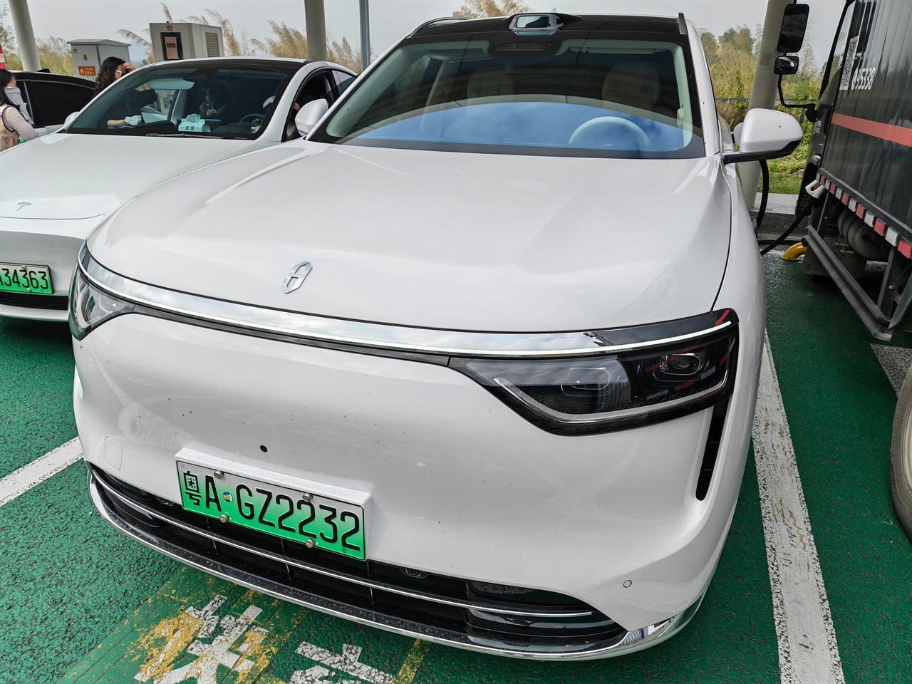 今天开问界M8带小孩子回老家，车第一次装得这么多，都是小孩子的椅、床、爱玩的玩具