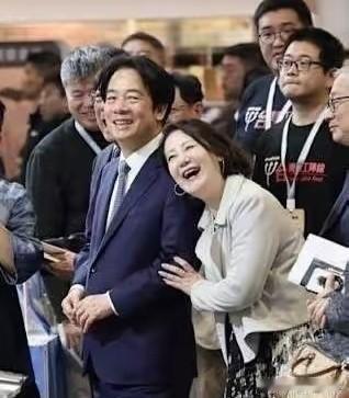 宫斗剧本，柯建铭加油啊！看着吴思瑶倚靠在赖清德身旁，如此笑靥如花，就明白了，