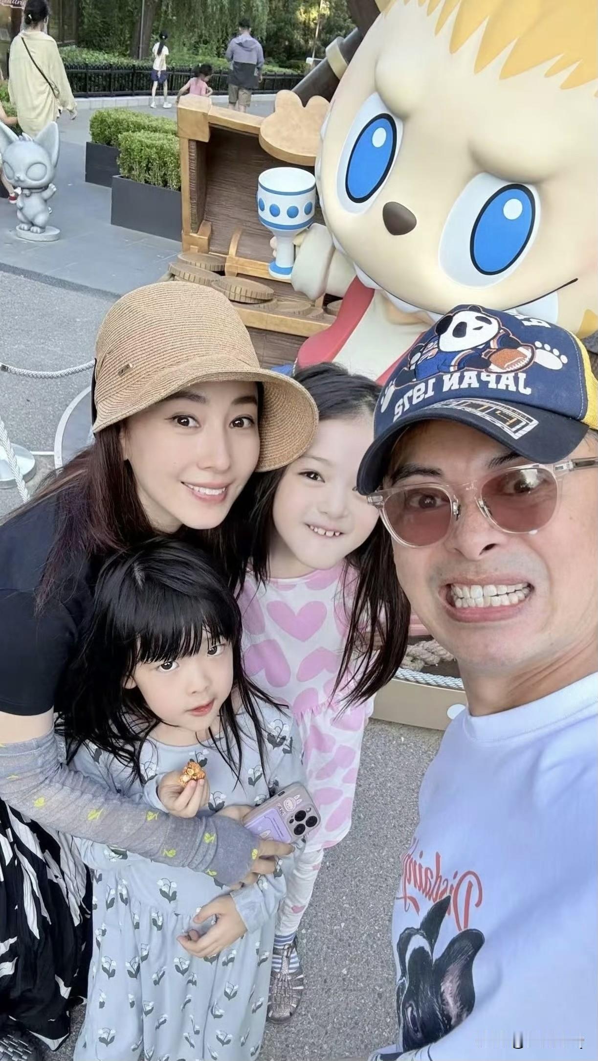 找老婆就应该找贾晓晨这种天然美女，加上樊少皇的眼睛又大又圆，两个女儿随便生就生得