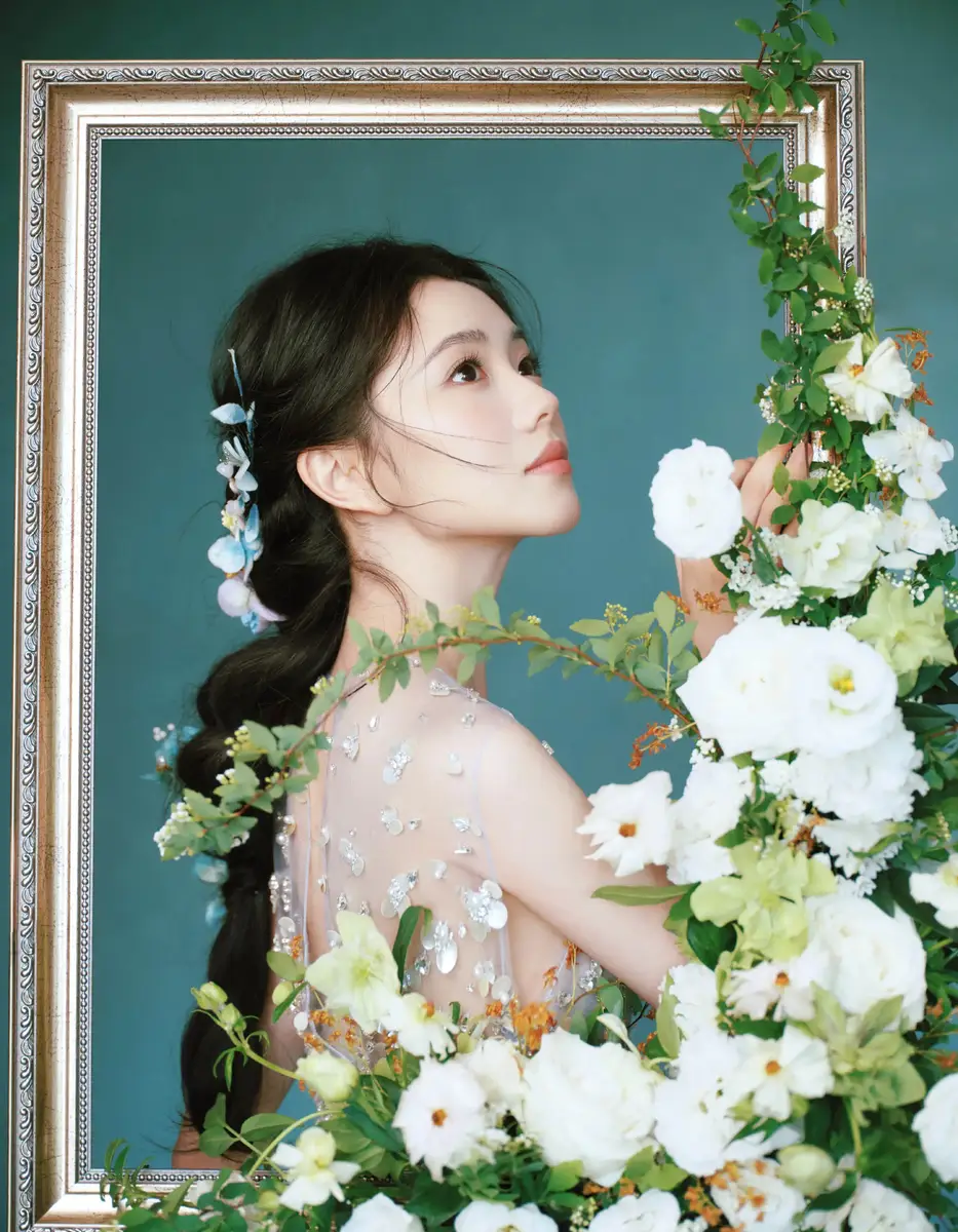 刘浩存晒春日氛围感美照！与白花合影气质清纯可人