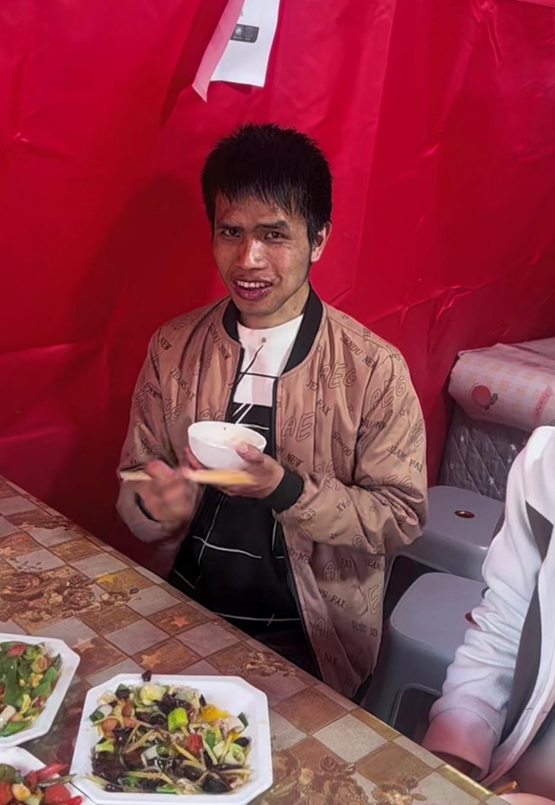 一声叹息！独特笑容网红老表意外落水失联，努力生活的普通人，止步于这个夏天。近