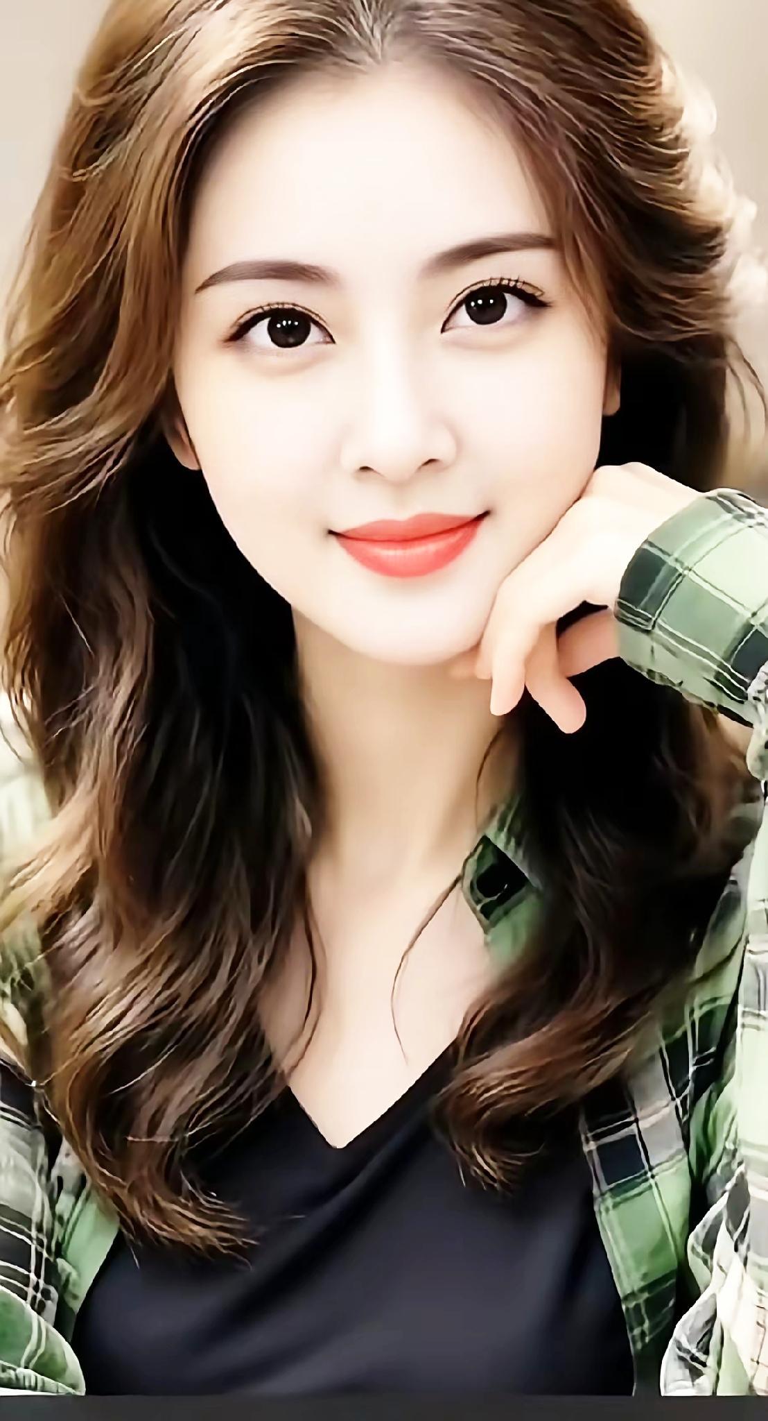 甜美笑容，自然妆容，绿格子衬衫，元气满满的一天！🌞💄👗