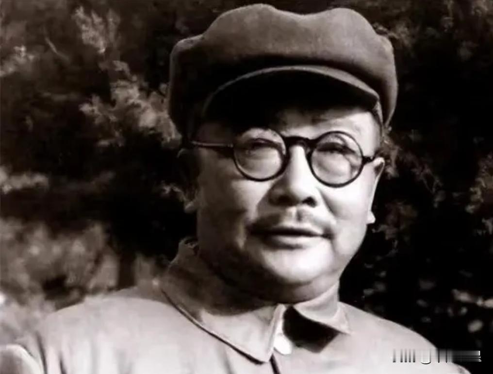 1957年10月25日，李克农吃完午餐后，自感头昏，便想出去透透空气，刚迈出门槛