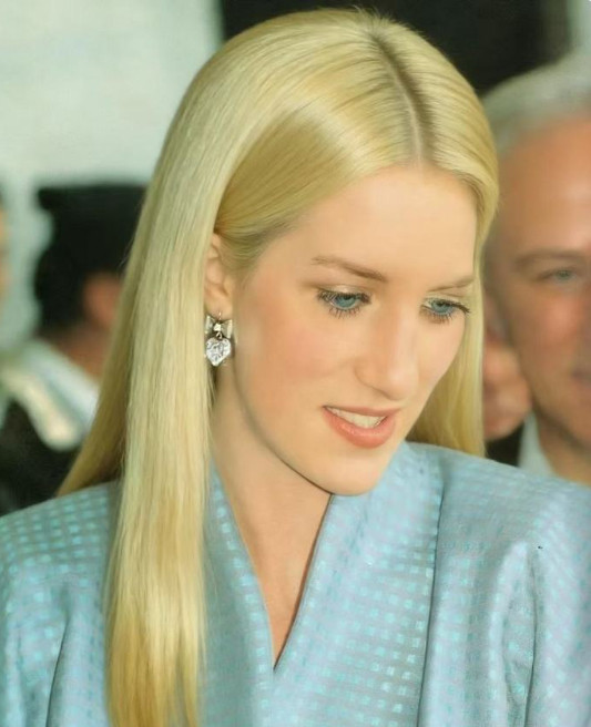 长头发的戴安娜王妃，果然长脸不适合长直，她的短头发太有标志性，还是短发好看！