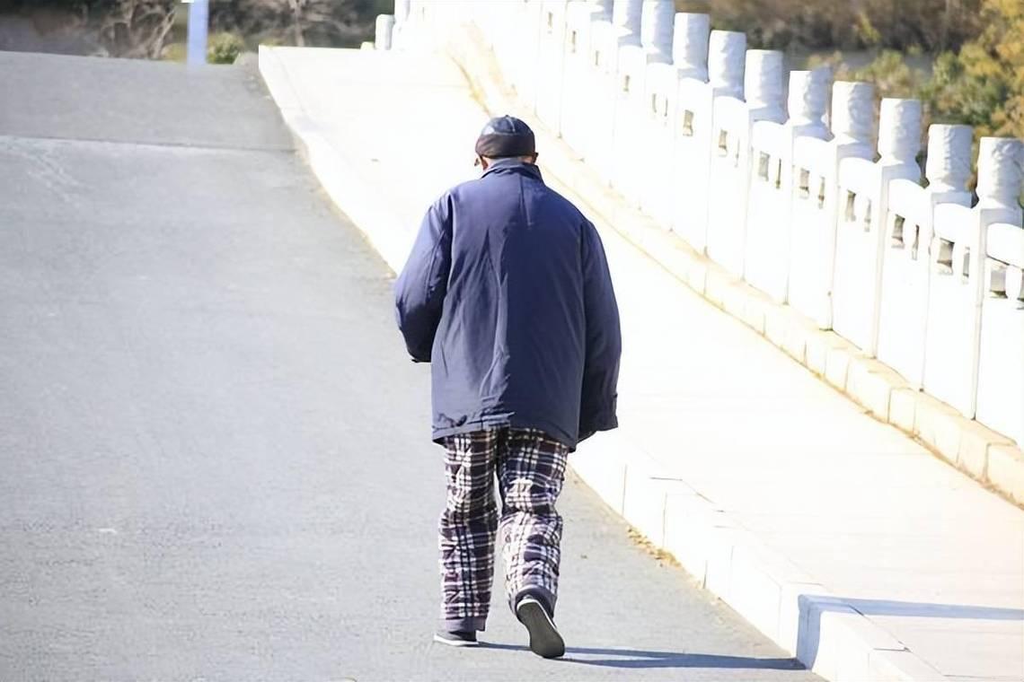 心脏不好，看步伐就知道？医生：心脏有病的人，走路多有这2特点走路看起来再平常