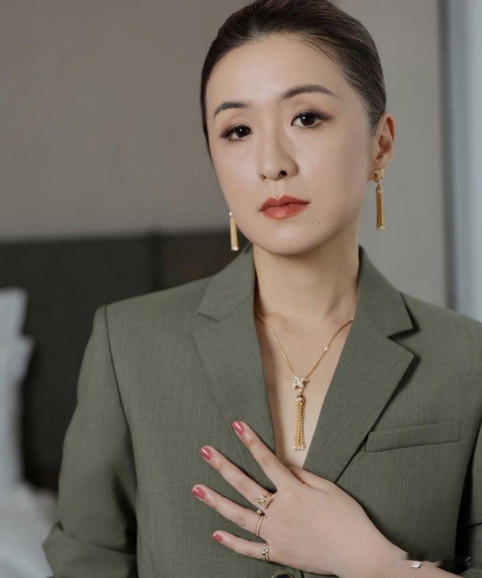 秦雯属于业务能力草包，但是情商很高。懂得该怎么用资源，向上谄媚，向下压迫，果然能