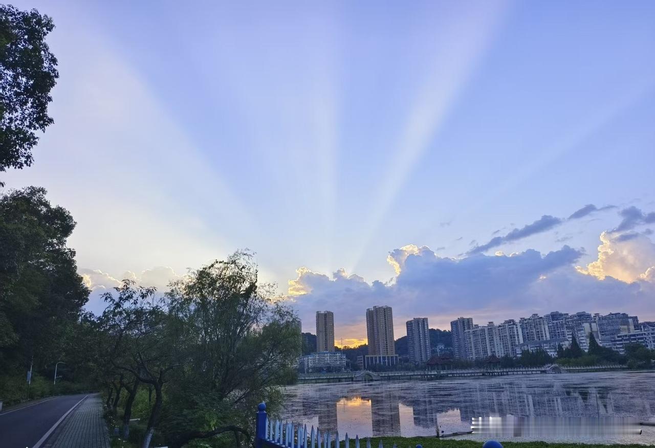 五年期存单回归，别误读为利率将要上行。不少人看到国有大行重启五年期大额存单，