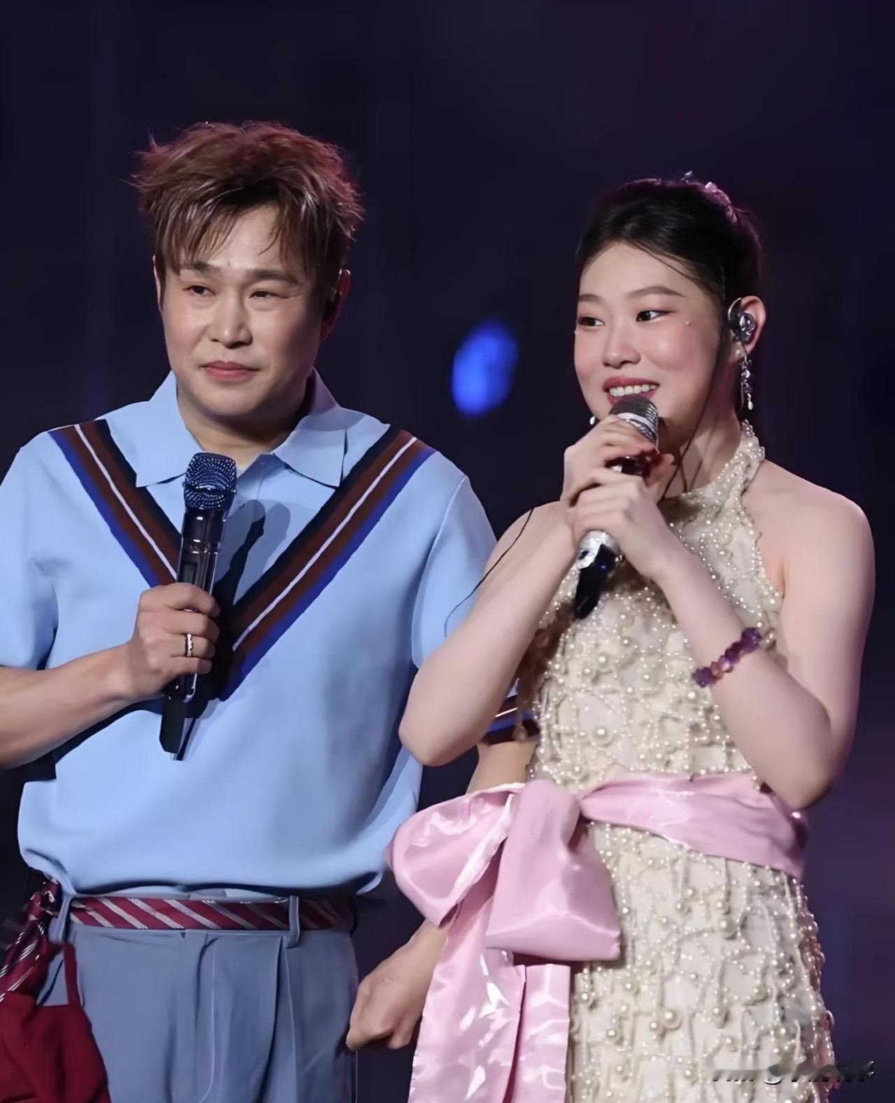 我问我姐：为啥沈佳润唱跑调了也没人骂？我姐愣了几秒，说出一个让我从没想过的