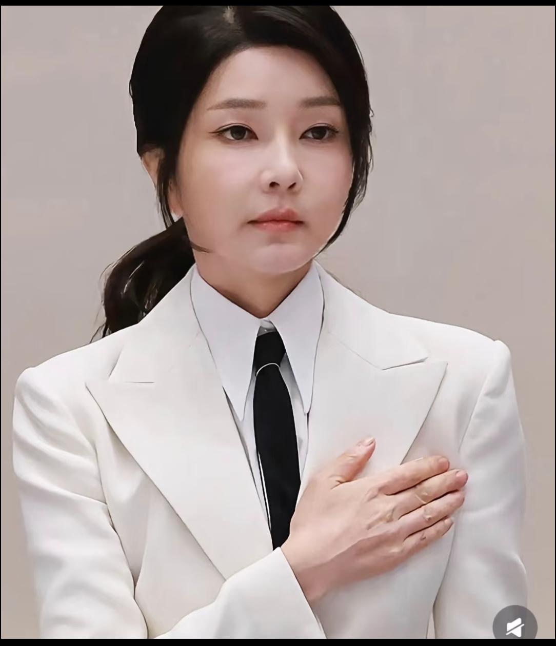 这只手出卖了她的年龄。