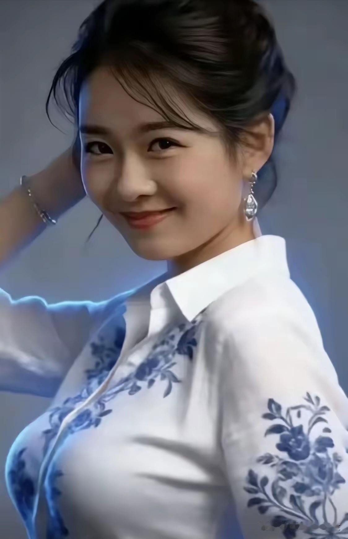 如梦令·笑靥浅绾云鬟轻挽，青花衫映清婉。回眸一笑间，柔韵漫随风远。