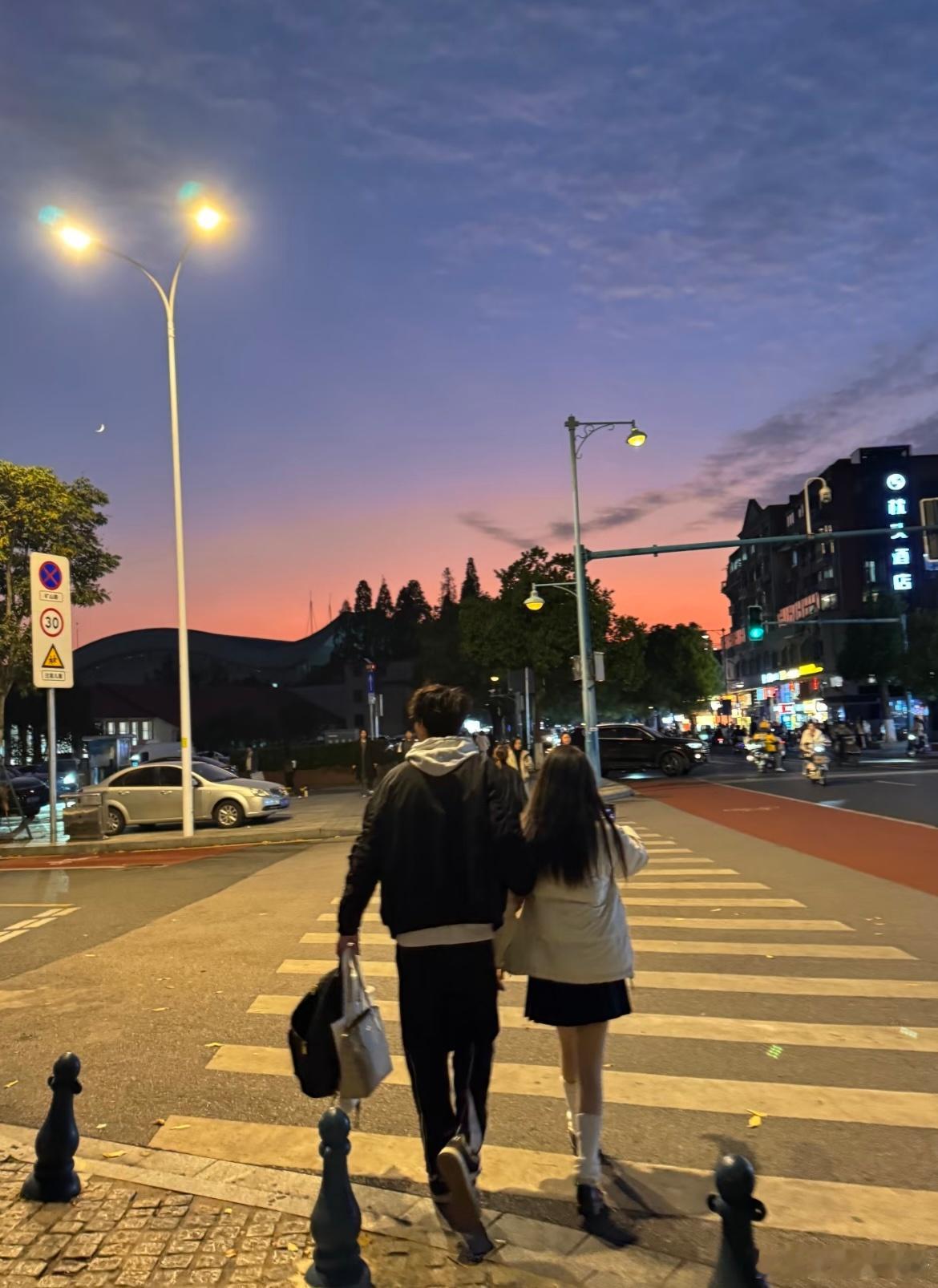 在湖师大拍到一对很有感觉的情侣