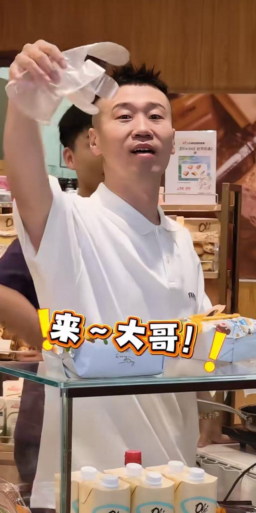 杨九郎王九龙南京录节目，头一天还空降南京德云社，网友：德云社规矩是越来越好！杨九