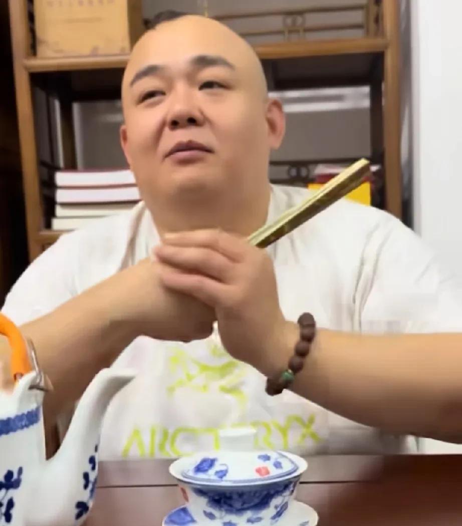 杨鹤通是深受郭德纲王惠喜爱信任的徒弟，说起师父家做的美食赞不绝口，师娘熬的鱼是天