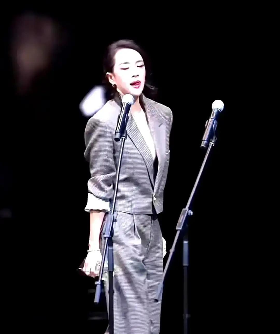 8万旧毛衣炸场，全场女星输惨澳门红毯灯亮那刻，章子怡裹着一件起球的驼色毛衣