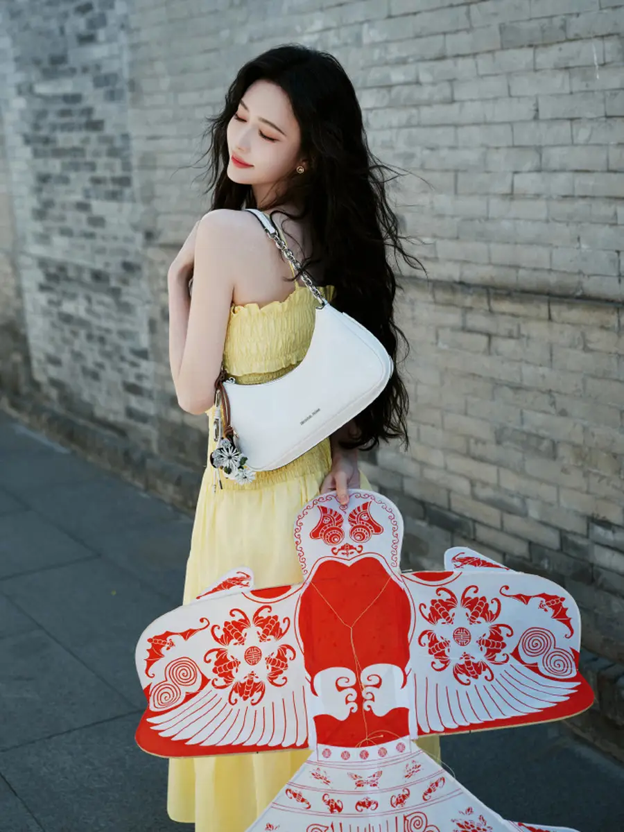 孟子义京味旅拍写真释出鹅黄连衣裙尽显明媚少女感